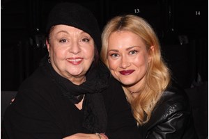 Ιωάννα Ασημακοπούλου | Ποια συμπρωταγωνίστριά της από "Το Σόι Σου" βρέθηκε στην επίσημη πρεμιέρα της στο θέατρο; - εικόνα 6