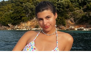 Η Τζένη Μελιτά μας εμπνέει για το πώς να φορέσουμε το μαγιό μας ακόμα και με τζιν