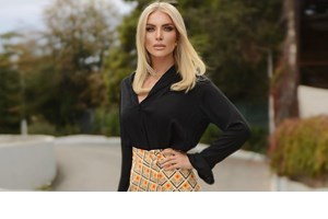 Η Κατερίνα Καινούργιου υποδέχεται τον Δεκέμβριο με ένα τρυφερό φιλί από τον Πάνο Κουτσουμπή - εικόνα 2