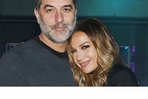 Δέσποινα Βανδή - Βασίλης Μπισμπίκης | Απολαμβάνουν το ουζάκι τους πλάι στο κύμα - εικόνα 4