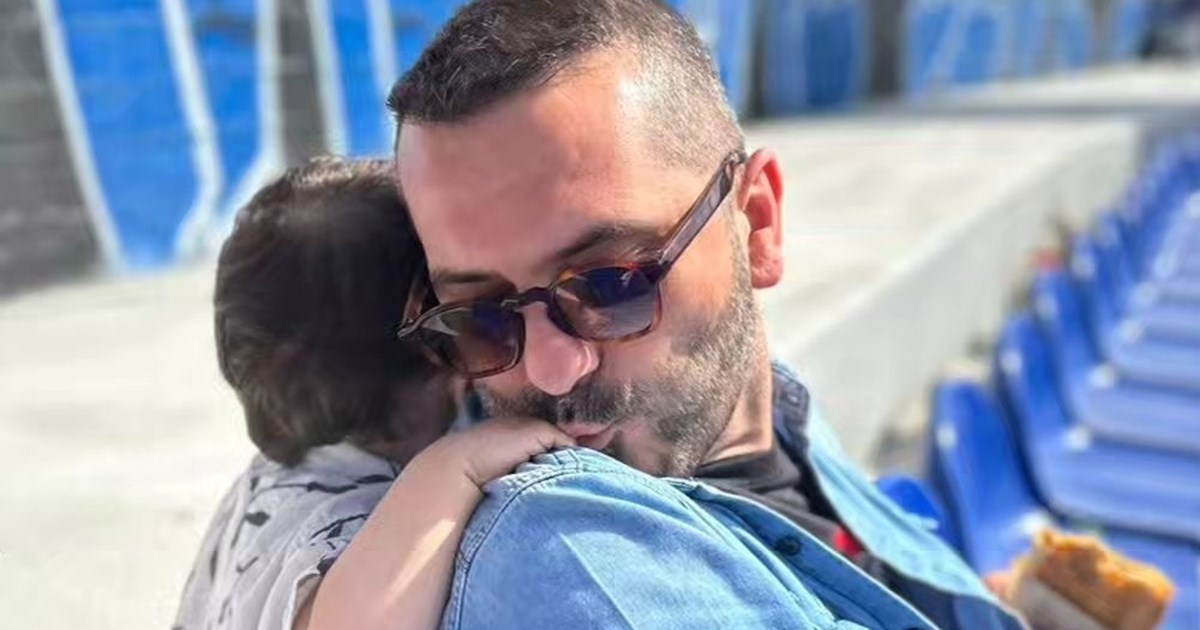 Ο γιος του Λεωνίδα Κουτσόπουλου μεγάλωσε | Η φωτογραφία με τον μπαμπά του σε vintage αμάξι - εικόνα 3