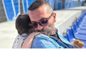 Ο γιος του Λεωνίδα Κουτσόπουλου μεγάλωσε | Η φωτογραφία με τον μπαμπά του σε vintage αμάξι - εικόνα 3