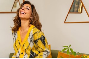 "Πήγαινε με πίσω" | Η Κατερίνα Παπουτσάκη ποζάρει χαμογελαστή δίπλα στον σύντροφό της