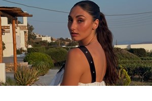 Η Κατερίνα Καραβάτου με το ιδανικό μίνι φόρεμα από τη Zara