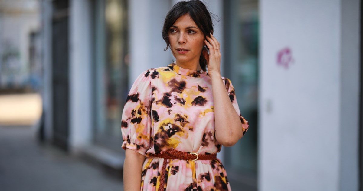 Η Κατερίνα Καραβάτου με το ιδανικό off-shoulder φόρεμα για τον γάμο του Σεπτεμβρίου