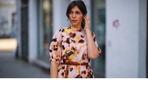 Η Κατερίνα Καραβάτου με το ιδανικό off-shoulder φόρεμα για τον γάμο του Σεπτεμβρίου