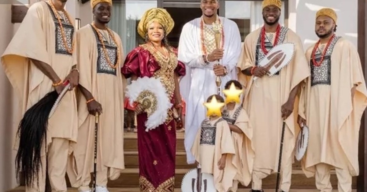 Γιάννης Αντετοκούμπο | Το τρυφερό φιλί στη σύζυγό του, Μαράια μετά τον θρίαμβο της Εθνικής - εικόνα 3