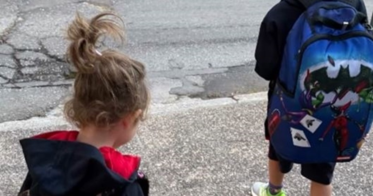 Η Αριάνα και η Φιλίππα Τανιμανίδη μέσα στα πιο cute outfits | Η Χριστίνα Μπόμπα φωτογραφίζει τις κόρες της να περιμένουν το σχολικό τους - εικόνα 2