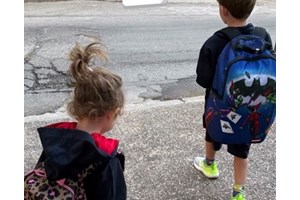 Η Αριάνα και η Φιλίππα Τανιμανίδη μέσα στα πιο cute outfits | Η Χριστίνα Μπόμπα φωτογραφίζει τις κόρες της να περιμένουν το σχολικό τους - εικόνα 2