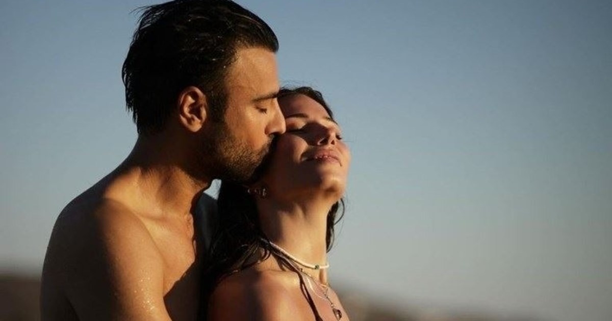 Βόλτα με τη 2 μηνών κόρη της η Σιμώνη Χριστοδούλου | Η κουκλίστικη ροζ κορδέλα και τα καλτσάκια της μικρής - εικόνα 2