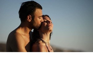 Βόλτα με τη 2 μηνών κόρη της η Σιμώνη Χριστοδούλου | Η κουκλίστικη ροζ κορδέλα και τα καλτσάκια της μικρής - εικόνα 2