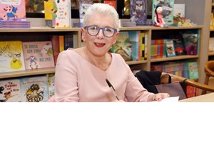 Έλενα Ακρίτα | Η σπάνια δημόσια εμφάνιση με τον γιο της, Παύλο Αρζόγλου - εικόνα 5