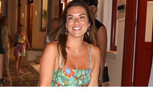 Βάσω Λασκαράκη & Λευτέρης Σουλτάτος ποζάρουν με τα φυσικά τους μαλλιά σε παραλία της Κρήτης