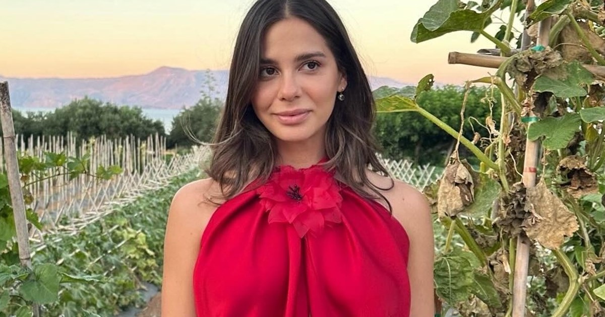 Στη συλλογή της Pull&Bear βρήκαμε το τέλειο μαύρο φόρεμα για τις εξόδους του καλοκαιριού