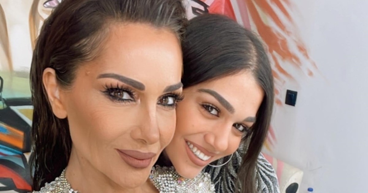 Ο Γιάννης Πλούταρχος σε σπάνια οικογενειακή έξοδο - Η άκρως εντυπωσιακή σύζυγός του, Μαρία