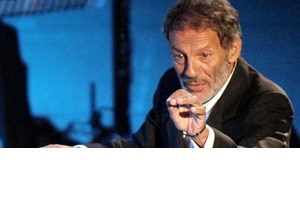 Σταύρος Ξαρχάκος | Αγκαλιά με τα δίδυμα παιδιά του στη σκηνή του Ηρώδειου