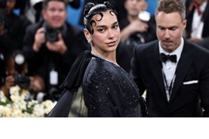 Η Dua Lipa αρνείται κατηγορηματικά ότι απέλυσε τον συνεργάτη της μετά την υπογραφή του σε επιστολή ενάντια στο συγκρότημα Kneecap - εικόνα 3