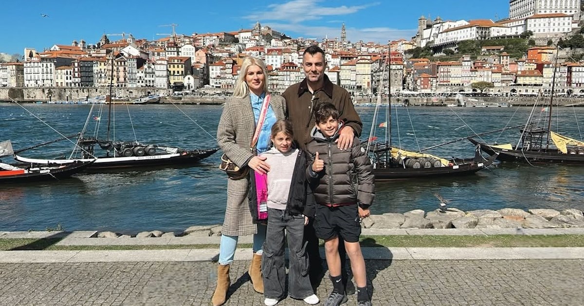 Μαλένα Χανταμπάκη | Με τον μπαμπά της και τη σάκα της στην πλάτη στην πρώτη της μέρα στο σχολείο στην Ισπανία