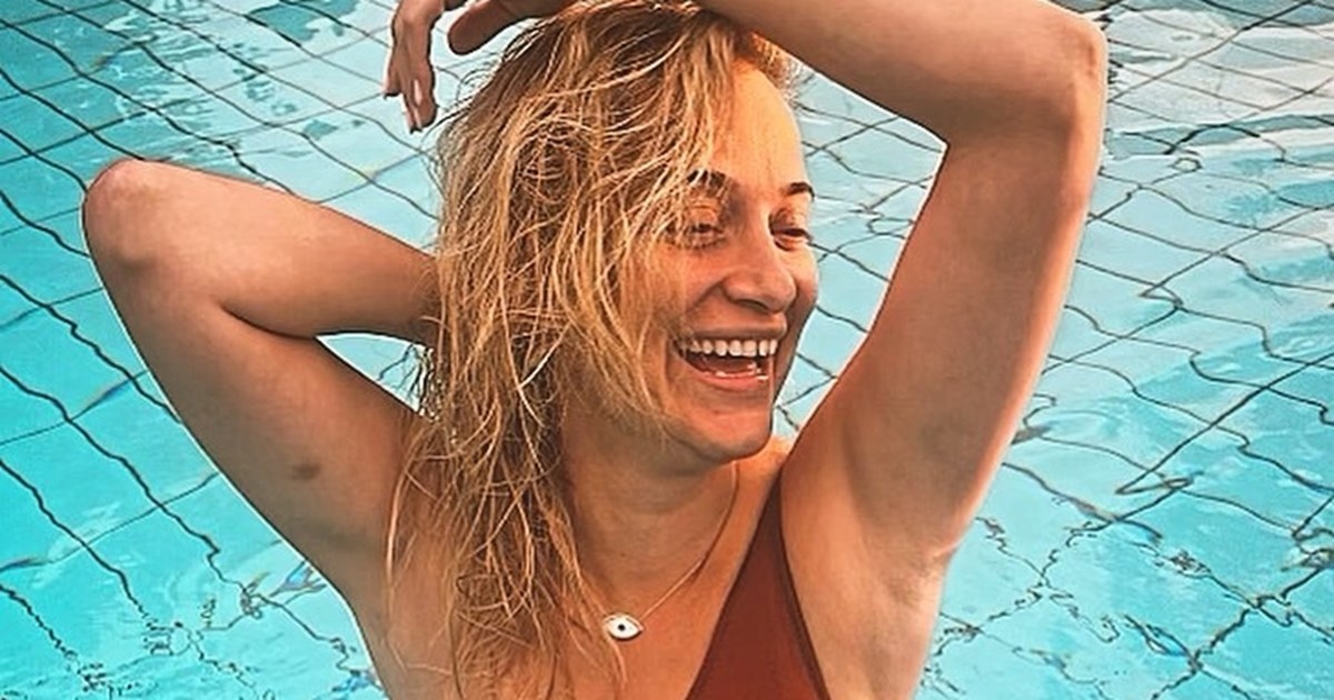 Η Λένα Δροσάκη φωτογραφίζει τον γιο της, Αναστάση στην πισίνα του πολυτελούς ξενοδοχείου που απολαμβάνουν τις διακοπές τους