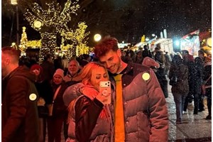 Ελένη Βουλγαράκη | Το κινηματογραφικό βίντεο στους δρόμους της Λισαβόνας στην αγκαλιά του Φώτη Ιωαννίδη - εικόνα 2