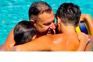 Γιώργος Λιάγκας - Μαρία Αντωνά | Χέρι - χέρι στα σοκάκια της Μυκόνου - εικόνα 5