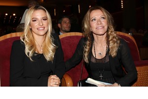 Με πουλόβερ στο αγαπημένο της μοτίβο η Μαριάννα Λάτση | Η επίσκεψη στην Αποστολική Διακονία της Εκκλησίας της Ελλάδος - εικόνα 3