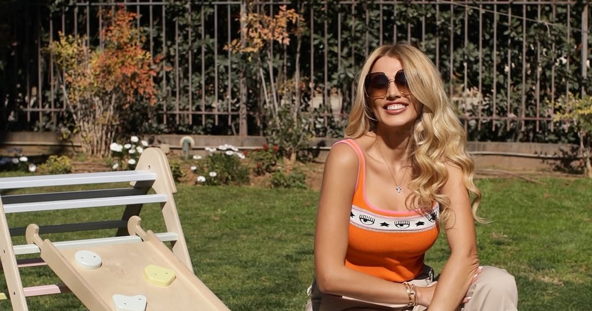 Η Κωνσταντίνα Σπυροπούλου απολαμβάνει το cocktail της στην Αθηναϊκή Ριβιέρα