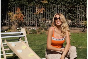 Η Κωνσταντίνα Σπυροπούλου απολαμβάνει το cocktail της στην Αθηναϊκή Ριβιέρα