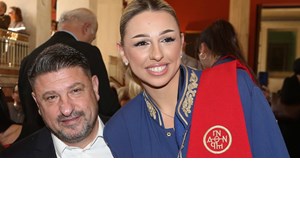 Στην ορκωμοσία της Ιωάννας Χαρδαλιά | Η κόρη του Νίκου Χαρδαλιά έκανε το όνειρό της πραγματικότητα