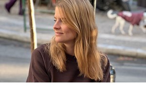 Με καπελάκι και ολόσωμο μαγιό | Η Δανάη Μιχαλάκη φωτογραφίζει την κόρη της στην παραλία