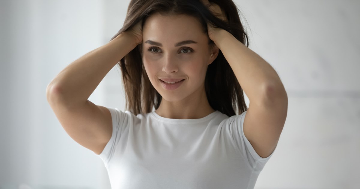 Κι όμως, αυτό το προϊόν μακιγιάζ θα εξαφανίσει στη στιγμή τη λιπαρότητα από τα μαλλιά σου