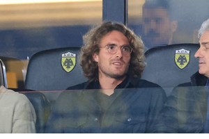 Όταν ο Νίκος Χατζηνικολάου φόρεσε τη φόρμα του και έπαιξε τένις με τον Στέφανο Τσιτσιπά