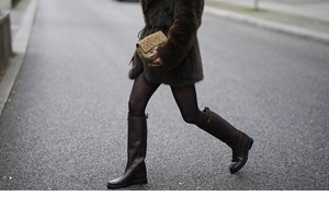 Η καφέ τσάντα από την Pull&Bear που πρέπει να αποκτήσεις τώρα στις εκπτώσεις