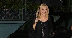 Η Αγγελική Νικολούλη σε νέα βραδινή έξοδο | Χορεύει τσιφτετέλι και αποθεώνεται - εικόνα 2