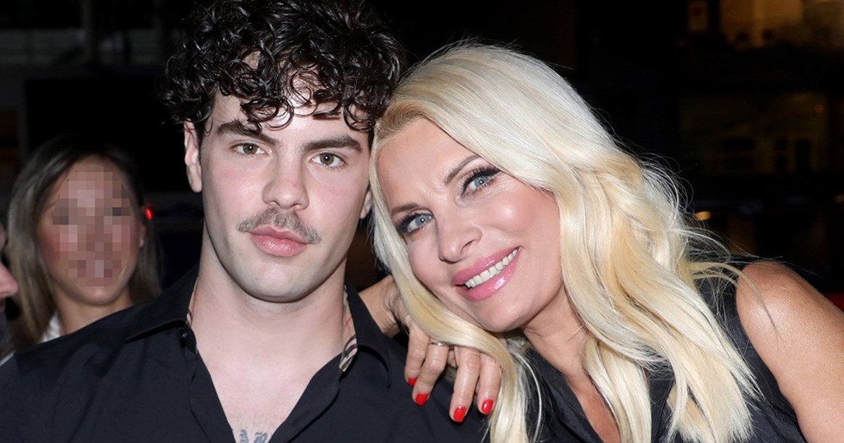 Με φόντο το απέραντο γαλάζιο | Ο Άγγελος Λάτσιος απολαμβάνει το ελληνικό καλοκαίρι σε μυστηριώδη τοποθεσία