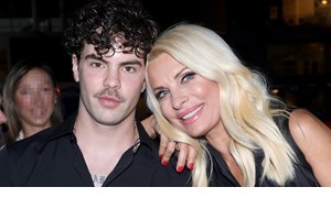 Με φόντο το απέραντο γαλάζιο | Ο Άγγελος Λάτσιος απολαμβάνει το ελληνικό καλοκαίρι σε μυστηριώδη τοποθεσία