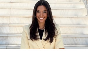 Η Κατερίνα Καινούργιου με τη πλεκτή ζακέτα από τη Zara που θα φοράς συνέχεια