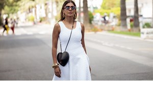 Το δαντελένιο μίνι φόρεμα που θα σε βγάλει ασπροπρόσωπη το καλοκαίρι