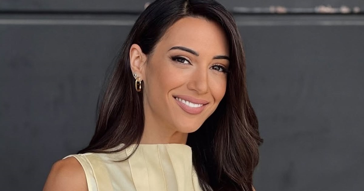 H Αθηνά Οικονομάκου φόρεσε τα ιδανικά πέδιλα που ταιριάζουν τέλεια με μίνι φούστες και φορέματα