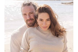 "Σου πάει η εγκυμοσύνη" | Η Ευρυδίκη Βαλάβανη ποζάρει με μαγιό και διχτυωτή μπλούζα