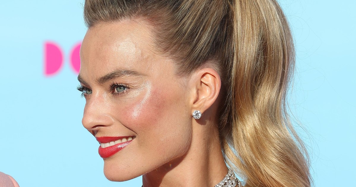Η πανάκριβη skincare ρουτίνα της Margot Robbie συνδυάζει πολυτελή καλλυντικά και προϊόντα φαρμακείου