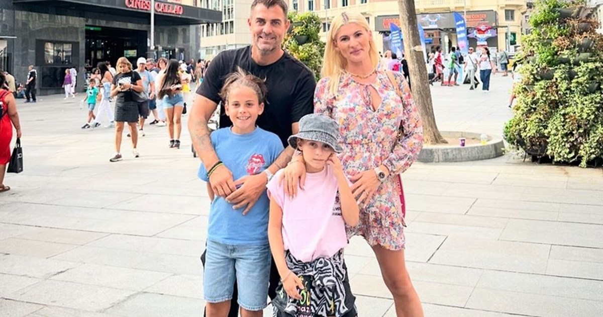 Μαλένα Χανταμπάκη | Με τον μπαμπά της και τη σάκα της στην πλάτη στην πρώτη της μέρα στο σχολείο στην Ισπανία - εικόνα 2