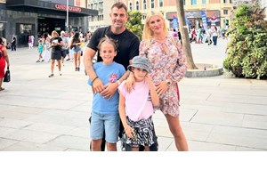 Μαλένα Χανταμπάκη | Με τον μπαμπά της και τη σάκα της στην πλάτη στην πρώτη της μέρα στο σχολείο στην Ισπανία - εικόνα 2