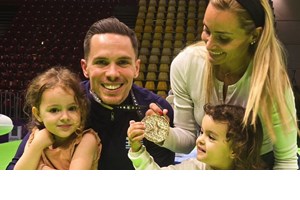 "Τα μικρά μου δελφίνια" | Οι κόρες του Λευτέρη Πετρούνια στην πισίνα είναι ό,τι πιο γλυκό θα δεις σήμερα - εικόνα 3