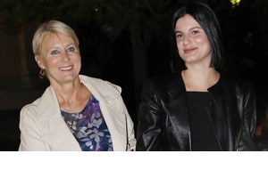 Αλίκη Καραμανλή & Νατάσα Παζαΐτη σε σπάνια εμφάνιση στο κέντρο της Αθήνας - εικόνα 2