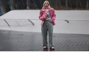 Μακριά, ριχτή και απίστευτα chic | Η μπλε καμπαρντίνα που κολακεύει κάθε γυναίκα