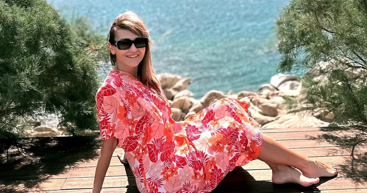 Μάρα Ζαχαρέα | Με τιρκουάζ μπικίνι και cocktail στο χέρι παρατείνει το καλοκαίρι