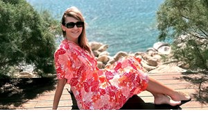 Μάρα Ζαχαρέα | Με τιρκουάζ μπικίνι και cocktail στο χέρι παρατείνει το καλοκαίρι