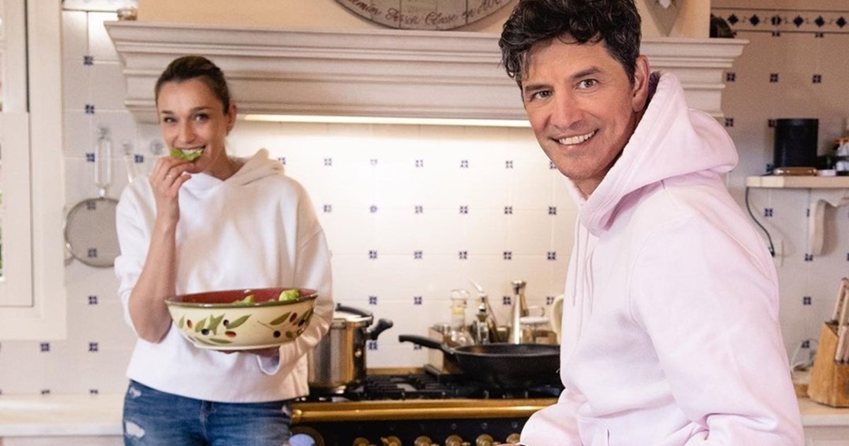 Κάτια Ζυγούλη | Η εντυπωσιακή εμφάνιση με βελούδινο φόρεμα στο πλευρό του Σάκη Ρουβά