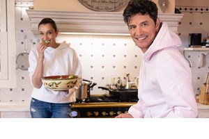 Σάκης Ρουβάς | Τα εντυπωσιακά ακροβατικά και η selfie με τον Λευτέρη Πετρούνια στο γυμναστήριο